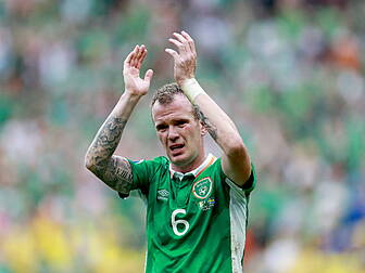 Glenn Whelan signs a new one-y...